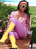 Eve as a sexy hippie lady in pink pantyhose